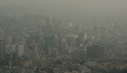 초미세먼지와 중국발 황사로 전국적으로 최악의 대기 상태가 이어지고 있는 29일 남산 N서울타워에서 바라본 도심이 뿌옇다.